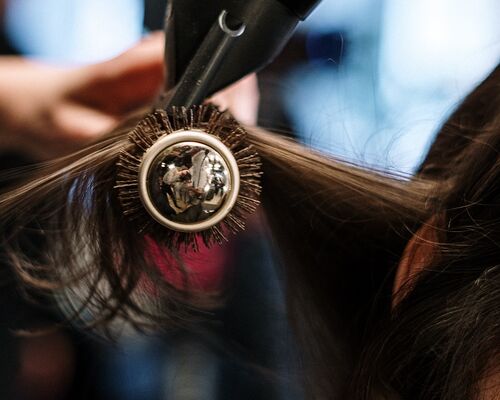 ドライヤーをしている写真