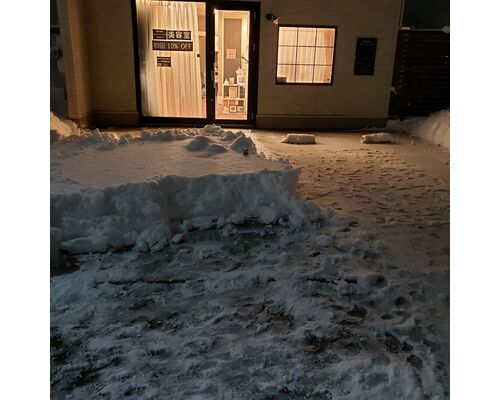 店の前　雪がすごい