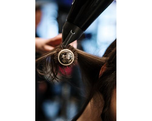 ドライヤーをかけている写真