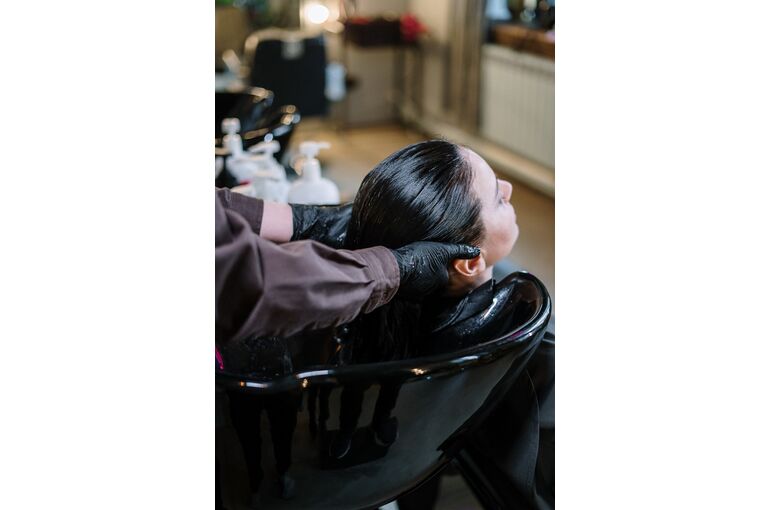 woman-having-her-hair-rinse-3993451